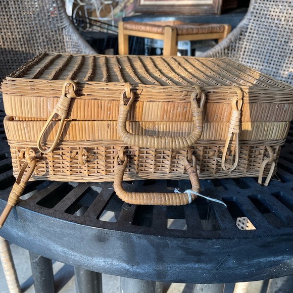 (1) Vintage Farmhouse Wicker 🧺 Picnic Baskets/Multi-use - Picture 4 of 7
